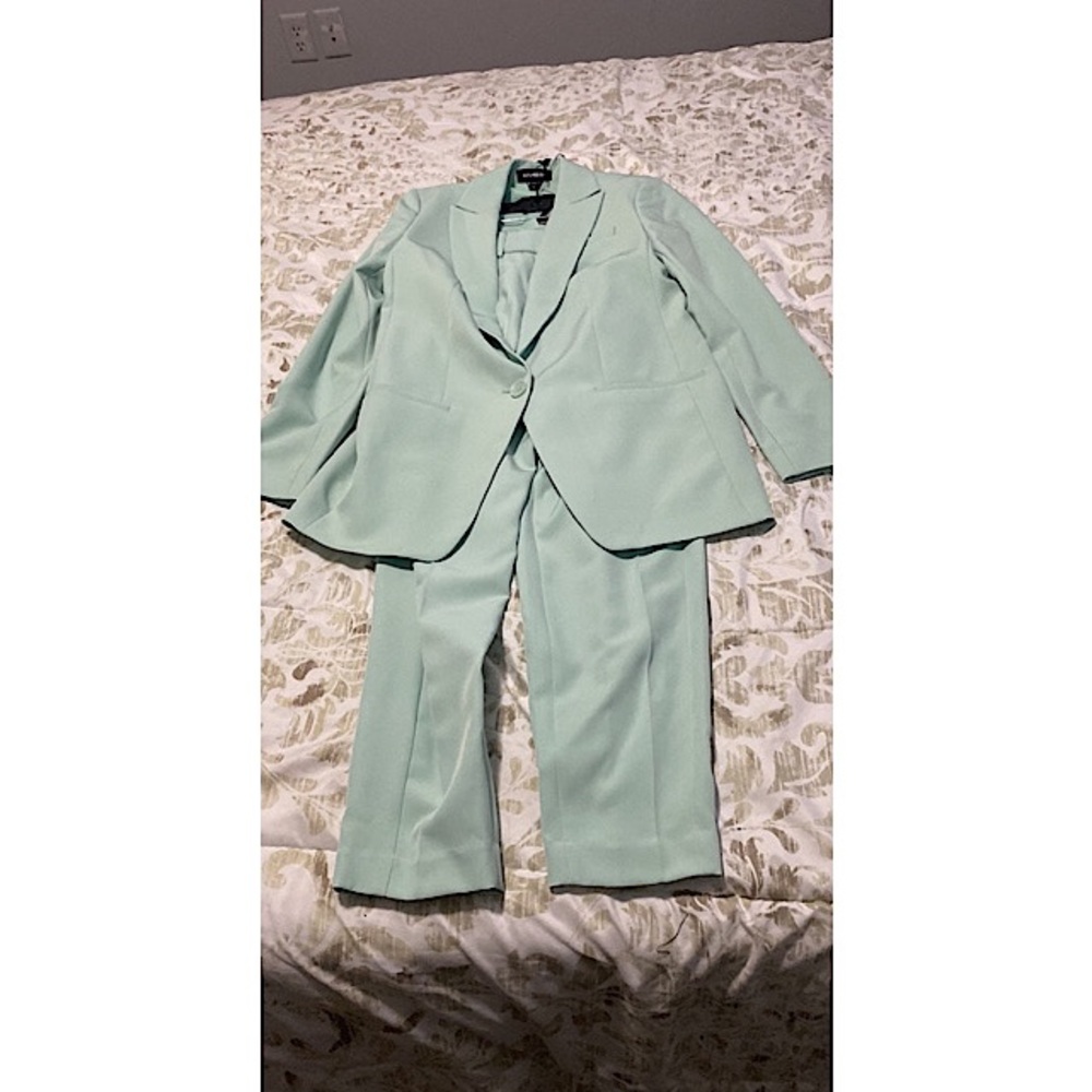 Express Suits - Picture 3 of 9
